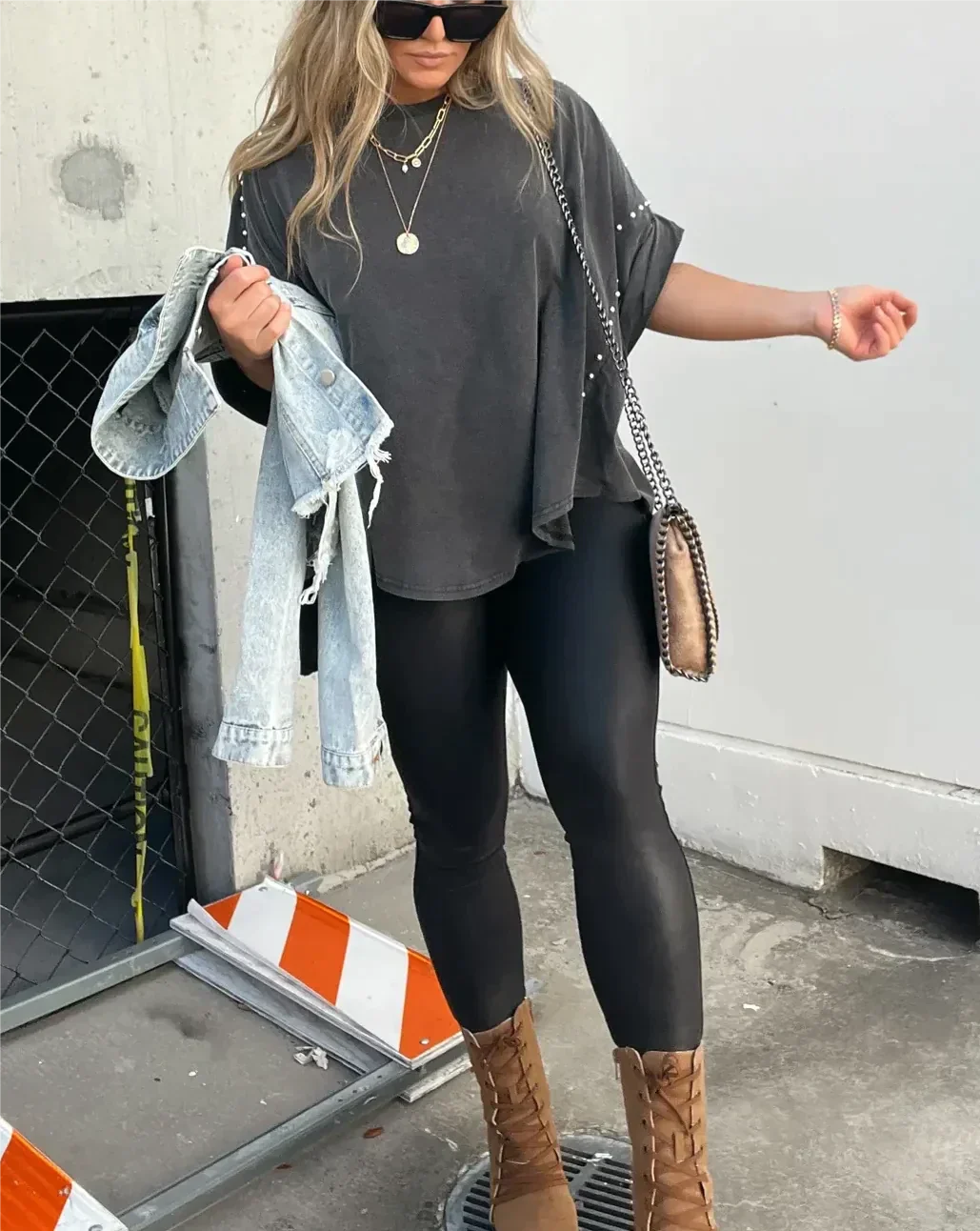 BELLA - T-SHIRT OVERSIZE CON BORCHIE