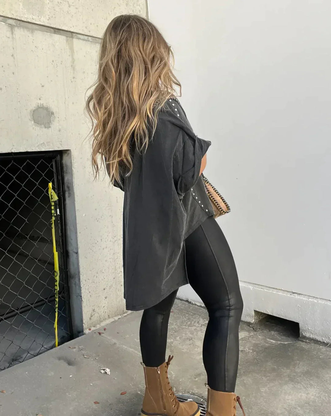 BELLA - T-SHIRT OVERSIZE CON BORCHIE